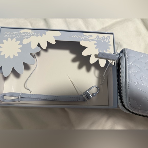 Betsey Johnson NWT Quilted Dasies Baby Blue Wallet with included Wristlet! - Picture 8 of 8